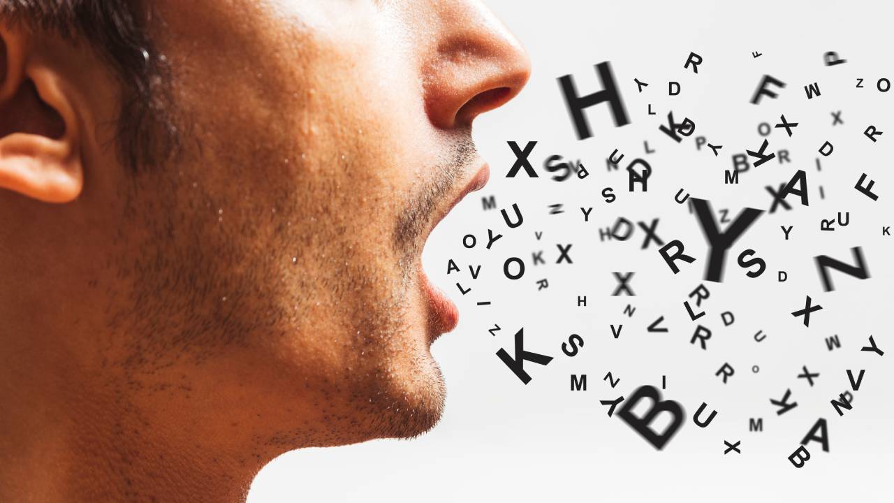 Uomo bocca lettere