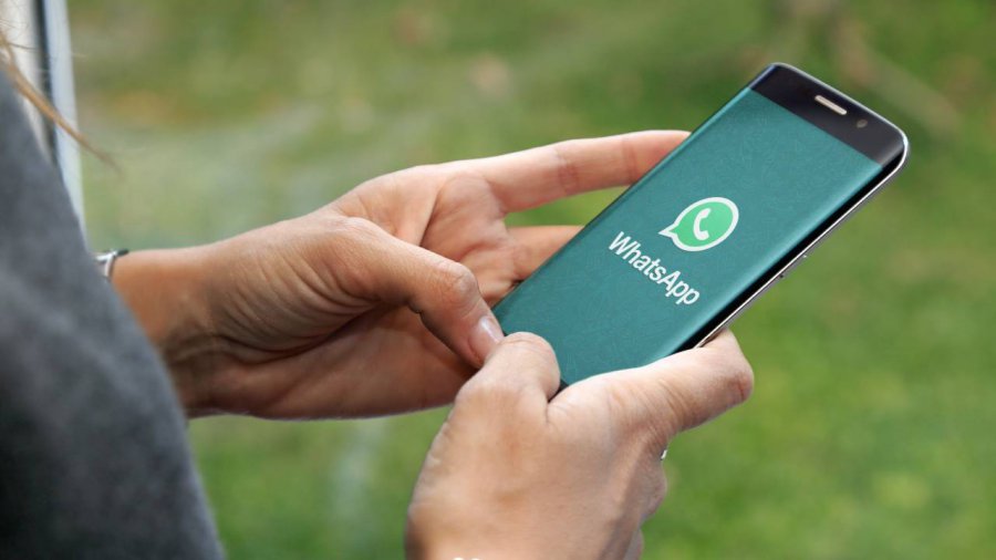 persona che usa whatsapp