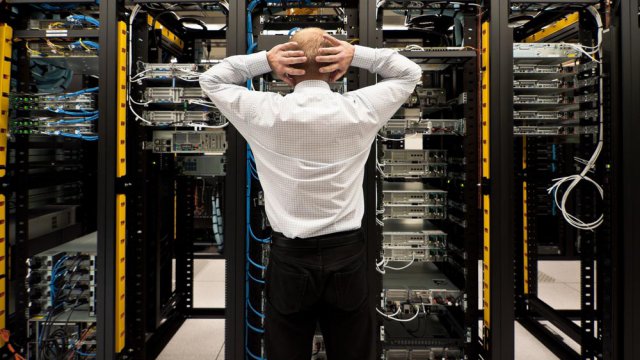 Sistemista di fronte a rack di server