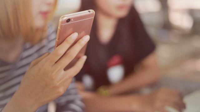adolescenti che usano smartphone