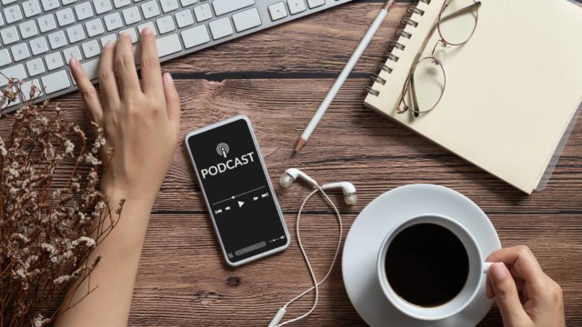 persona che lavora a un podcast