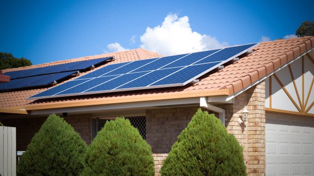 pannelli-solari-sul-tetto-di-una-casa