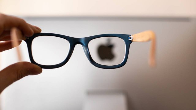 occhiali con simbolo apple sullo sfondo