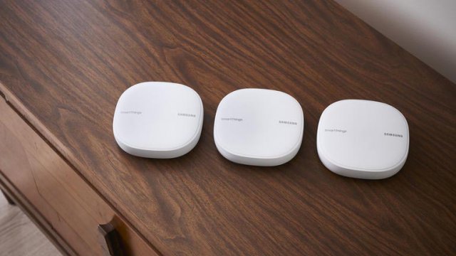 Tre router SmartThings Wi-Fi di Samsung