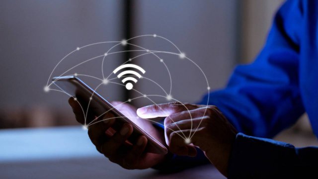 mani maschili attivano collegamento wifi su smartphone