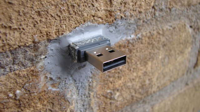 Pennette usb piantate nei muri, il fenomeno del dead drop