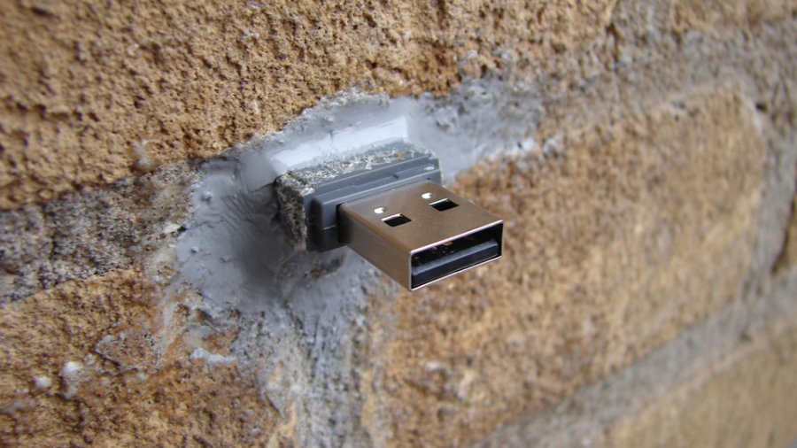 Pennette usb piantate nei muri, il fenomeno del dead drop