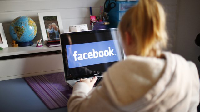 Adolescente alle prese con Facebook