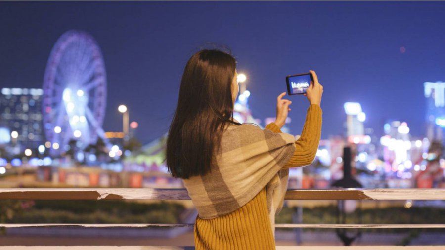 donna fa una foto notturna