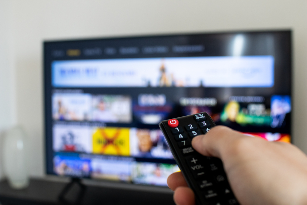 Telecomando-accende-televisione