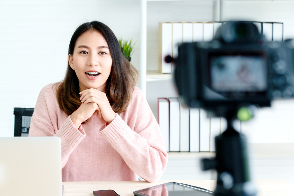 Ragazza registra video di fronte ad una telecamera