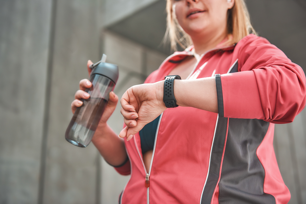 Donna-che-corre-e-guarda-smartwatch Donna-che-corre-e-guarda-smartwatch