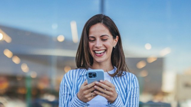 persona felice che usa smartphone senza stress e distrazioni