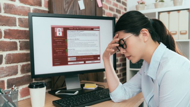 ransomware e persona disperata davanti al pc