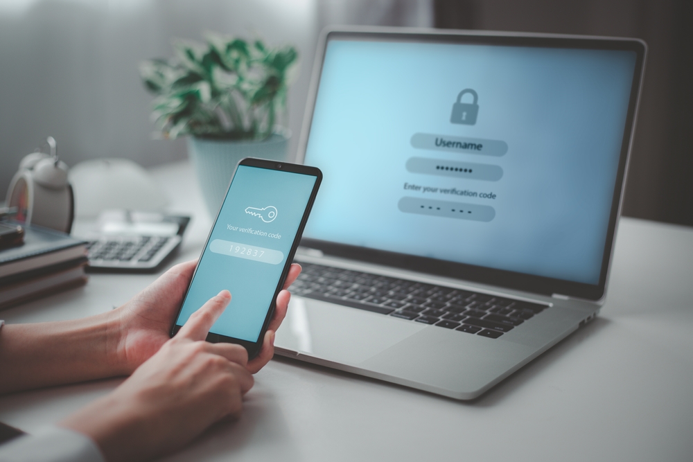 Autenticazione-due-fattori-smartphone-laptop