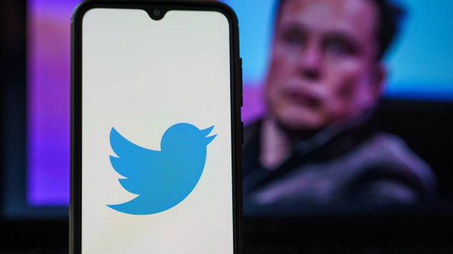 twitter con profilo elon musk nello sfondo