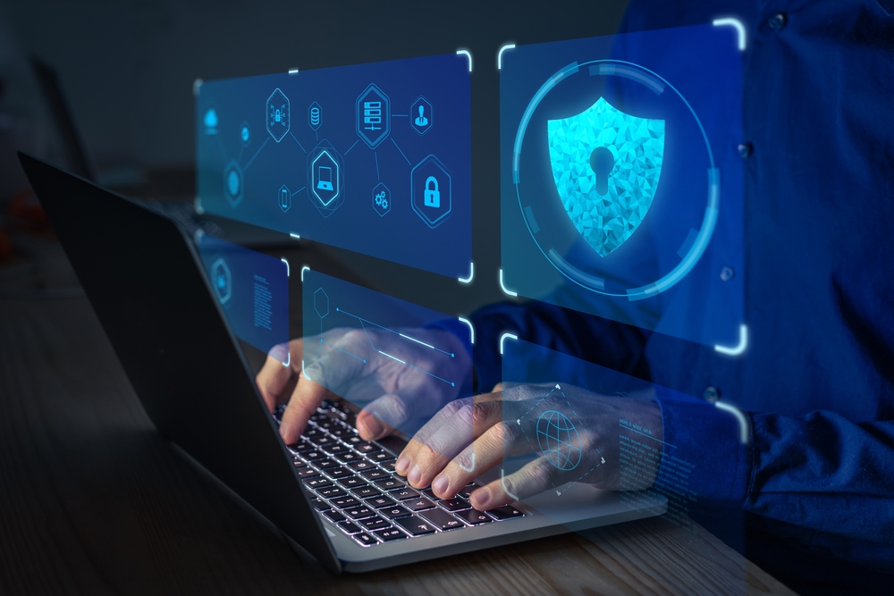 Uomo-al-pc-installa-anti-virus Uomo-al-pc-installa-anti-virus