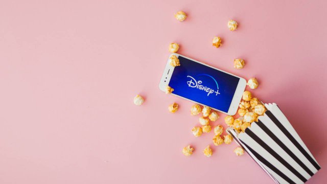 pop-corn-con-cellulare-connesso-su-disney-plus