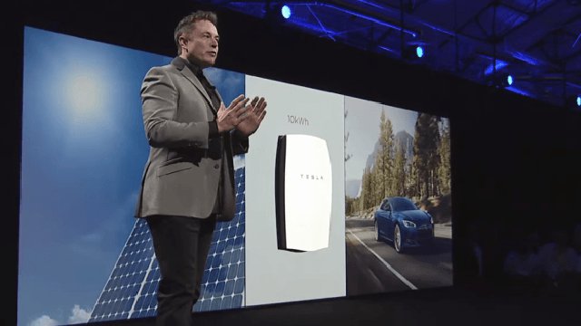 Elon Musk presenta alla stampa il progetto Powerwall