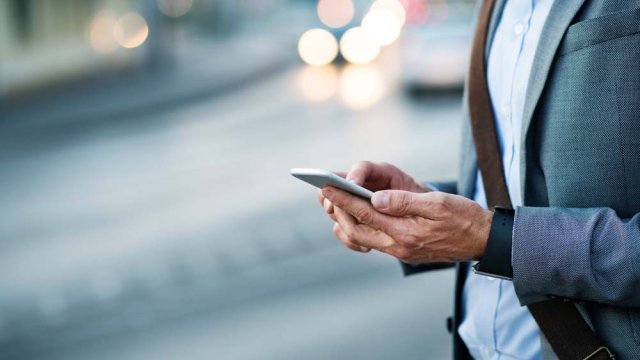 Uomo d'affari con smartphone tra le mani