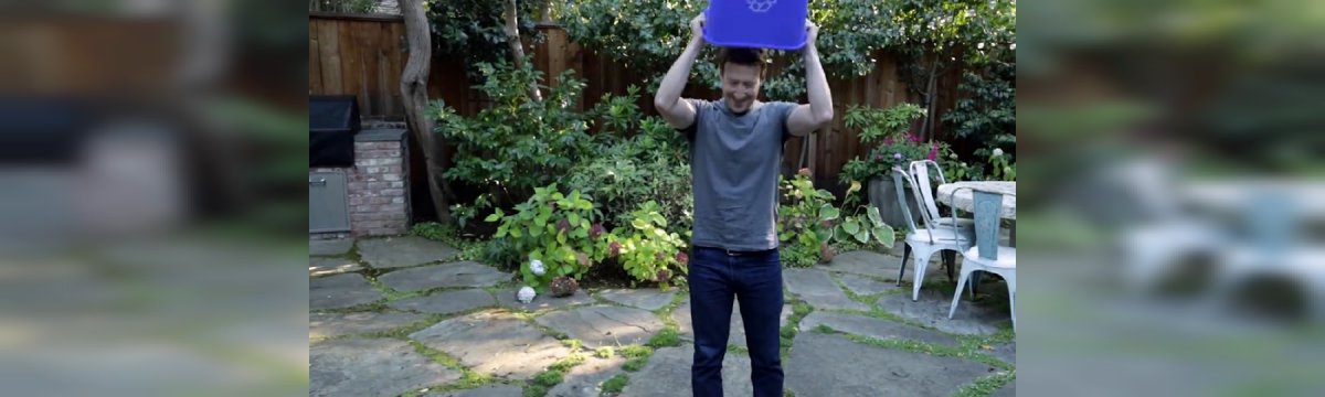 Mark Zuckerberg pochi istanti prima dell'ice bucket