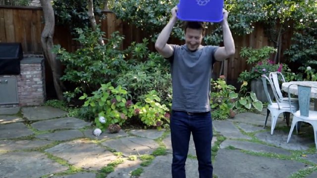 Mark Zuckerberg pochi istanti prima dell'ice bucket