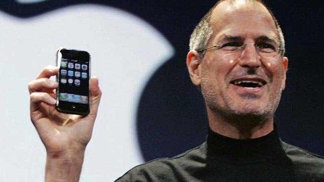 Steve Jobs presenta il primo iPhone