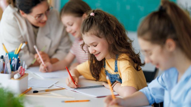 bambini che colorano