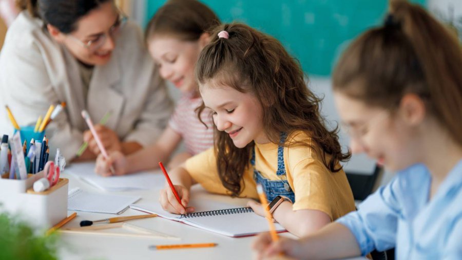 bambini che colorano