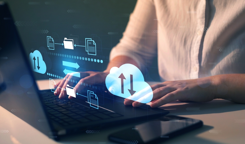 Ragazzo al pc esegue backup Ragazzo al pc esegue backup