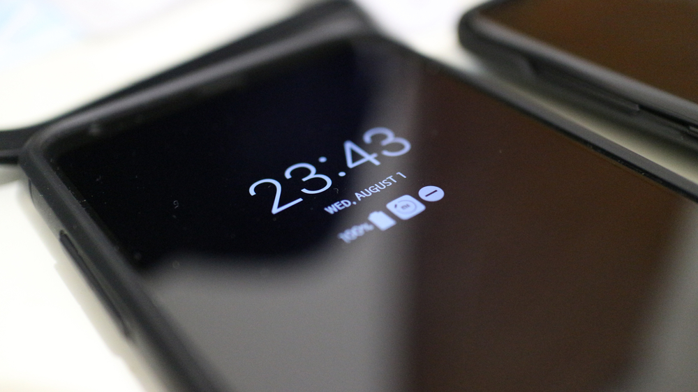 Schermata stand-by con orario e data su smartphone Schermata stand-by con orario e data su smartphone