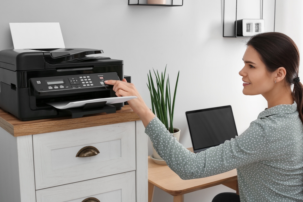 Ragazza in ufficio interagisce con la stampante