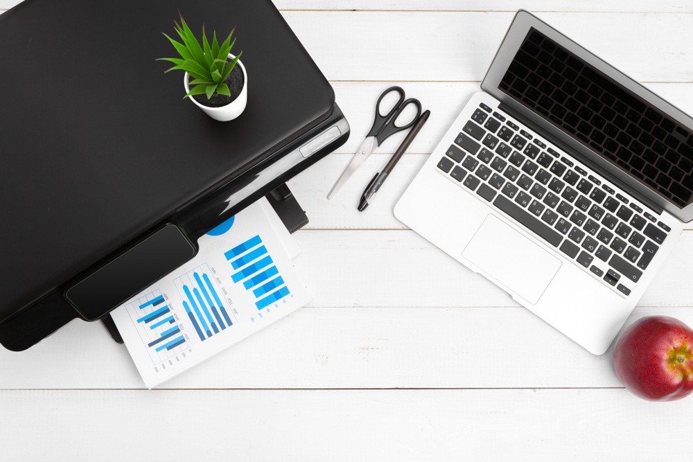 Stampante e laptop su piano di legno Stampante e laptop su piano di legno