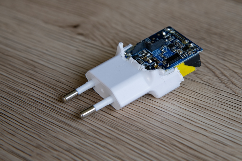 Caricabatterie cellulare con componenti in vista Caricabatterie cellulare con componenti in vista