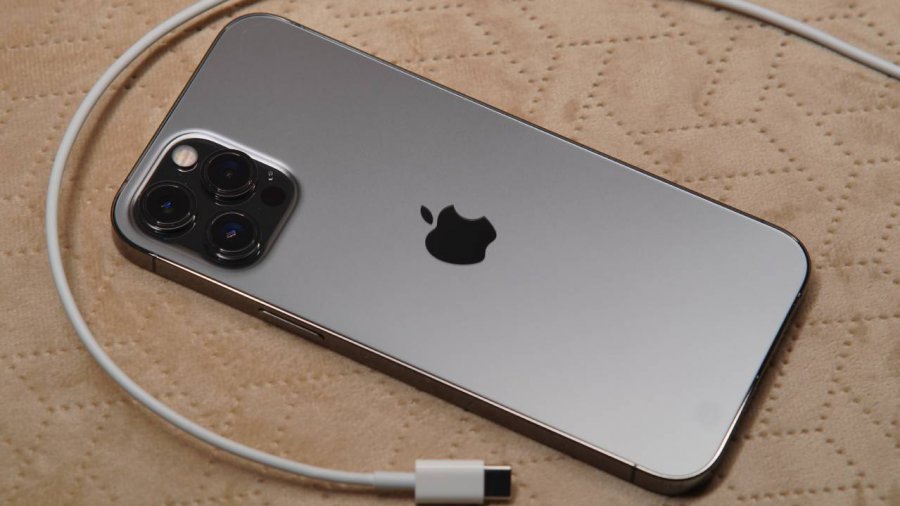 iPhone con cavo di ricarica