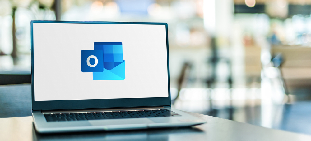 Logo Outlook su desktop pc Logo Outlook su desktop pc