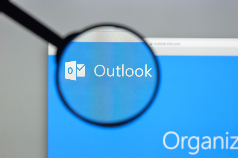 Logo Outlook ingrandito da lente d'ingrandimento Logo Outlook ingrandito da lente d'ingrandimento
