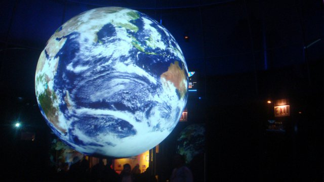 L'ologramma tridimensionale del pianeta Terra in un museo degli USA