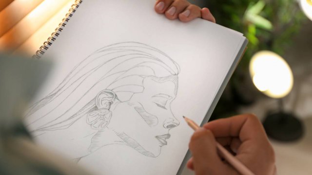persona disegna un volto