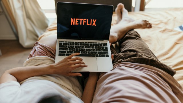 donna-sul-letto-che-guarda-netflix-sul-tablet