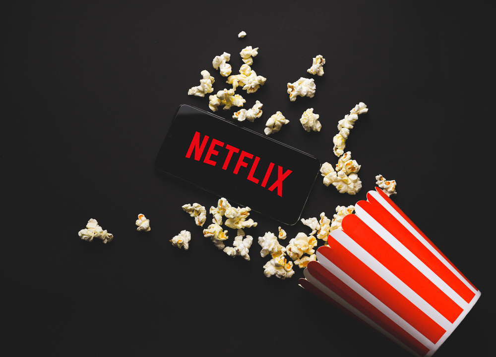 Smartphone-con-netflix-e-popcorn Smartphone-con-netflix-e-popcorn