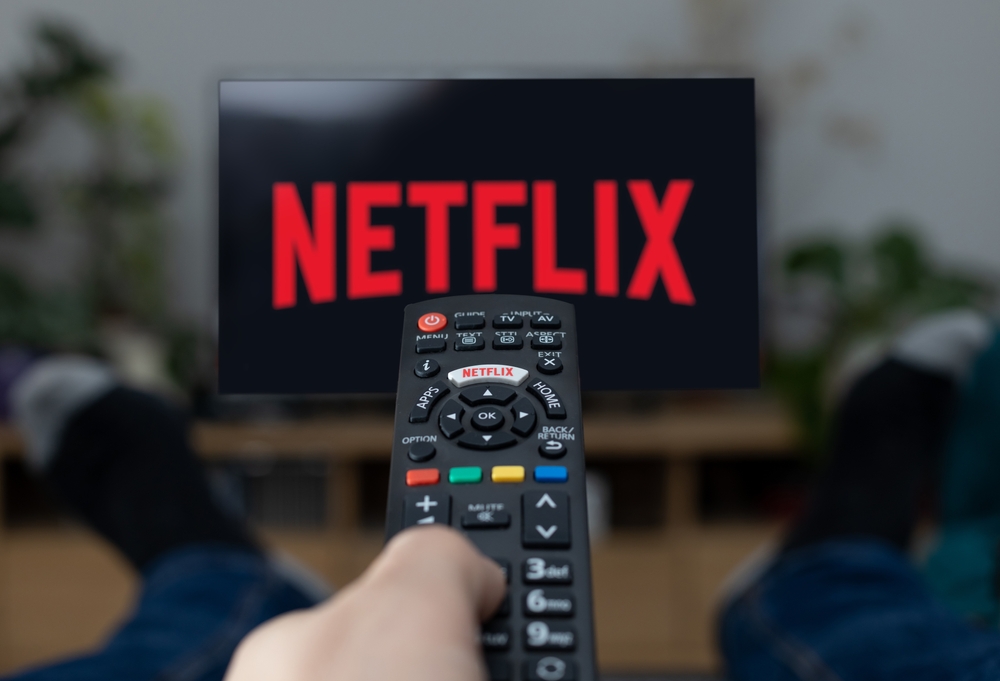 Telecomando-puntato-a-televisione-con-netflix