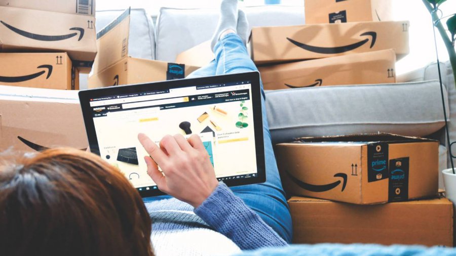 persona che fa acquisti su amazon