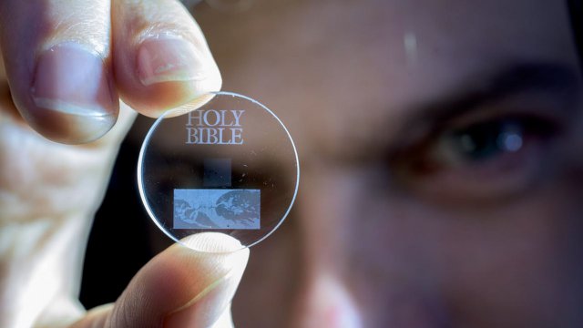 La Bibbia di Re Giacomo salvata su un disco di vetro