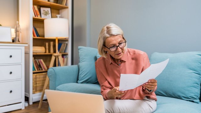 persona che legge contratto luce e gas