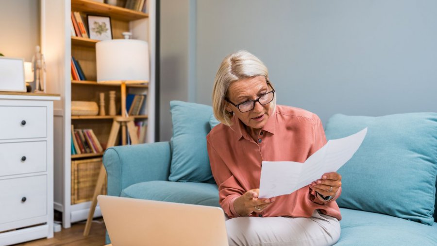 persona che legge contratto luce e gas