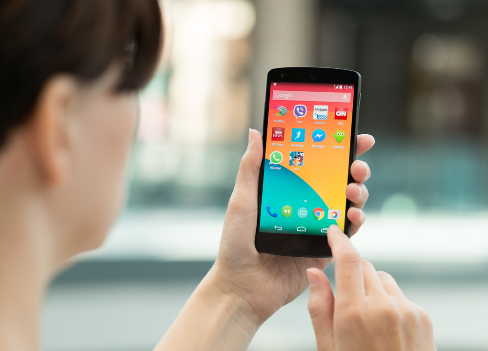 Donna-usa-telefono-android-schermata-home Donna-usa-telefono-android-schermata-home