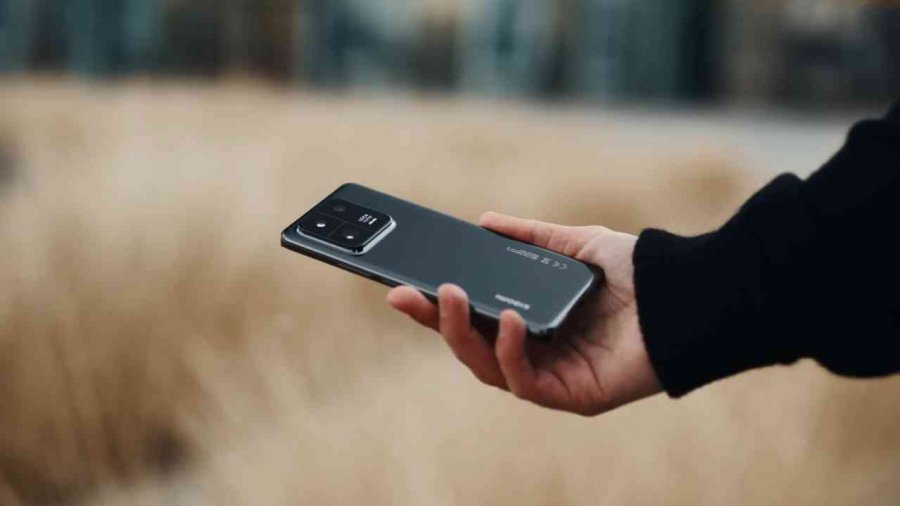 mano che tiene lo smartphone Xiaomi 13