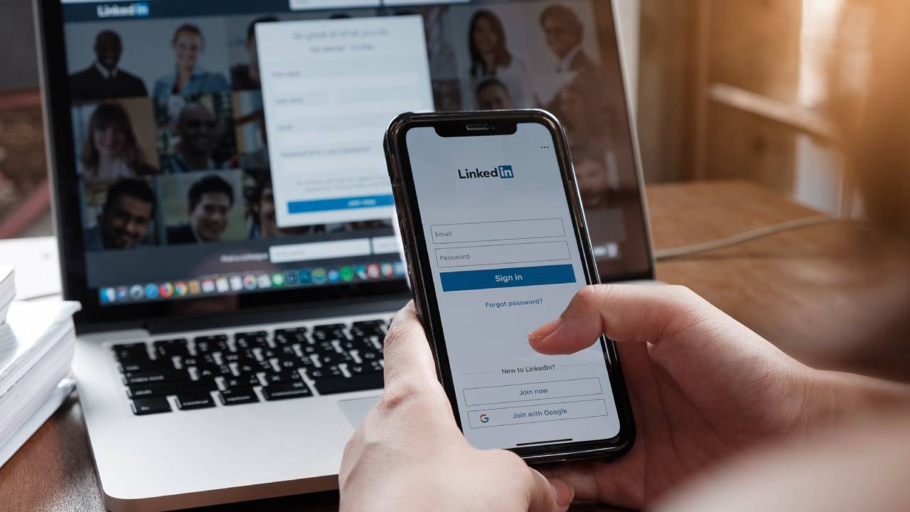 LinkedIn su smartphone e su pc LinkedIn su smartphone e su pc