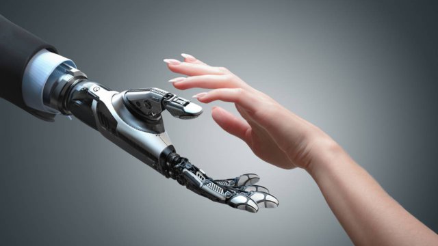 mano di un robot e mano umana